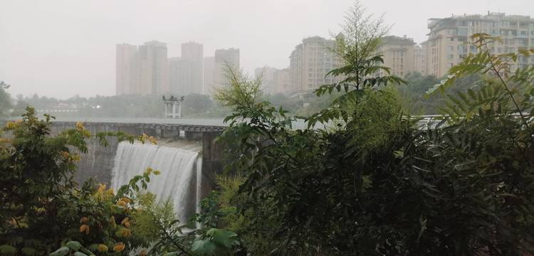 这个雨真大，龙湖公园都能看瀑布了，不错漂亮！