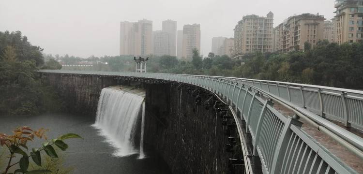 這個雨真大，龍湖公園都能看瀑布了，不錯漂亮！