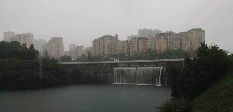 这个雨真大，龙湖公园都能看瀑布了，不错漂亮！